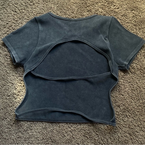 NWT Sincerely Jules Cropped Grey Open Back Crop Top Size M/L - Picture 3 of 3